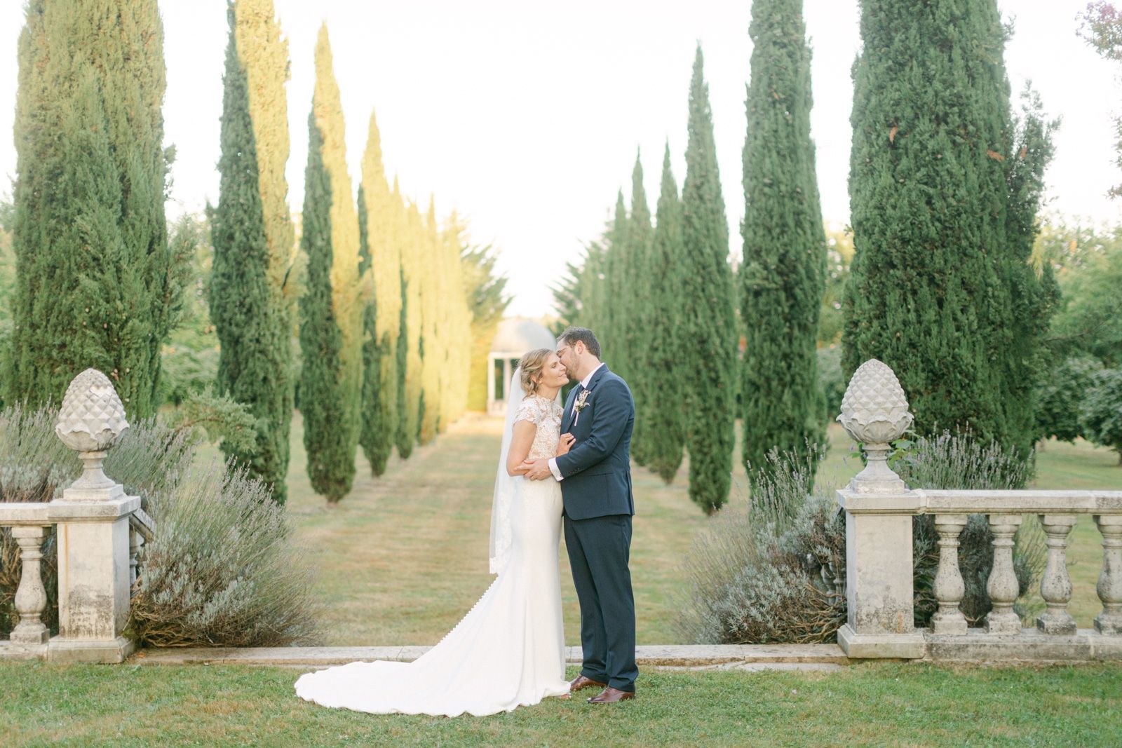 Immortalisée à Nantes, cette photo de mariage capture un instant d’amour éternel. Prise par un photographe de mariage de renom, elle reflète
