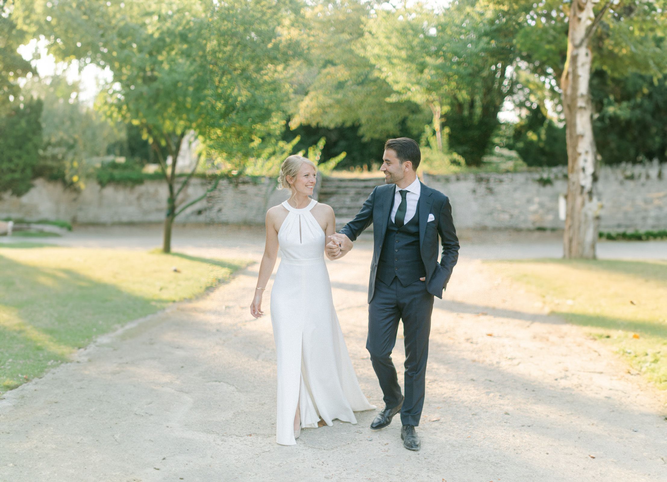 Immortalisée à Nantes, cette photo de mariage capture un instant d'amour éternel. Prise par un photographe de mariage de
