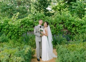 Immortalisée à Nantes, cette photo de mariage capture un instant d'amour éternel. Prise par un photographe de mariage de
