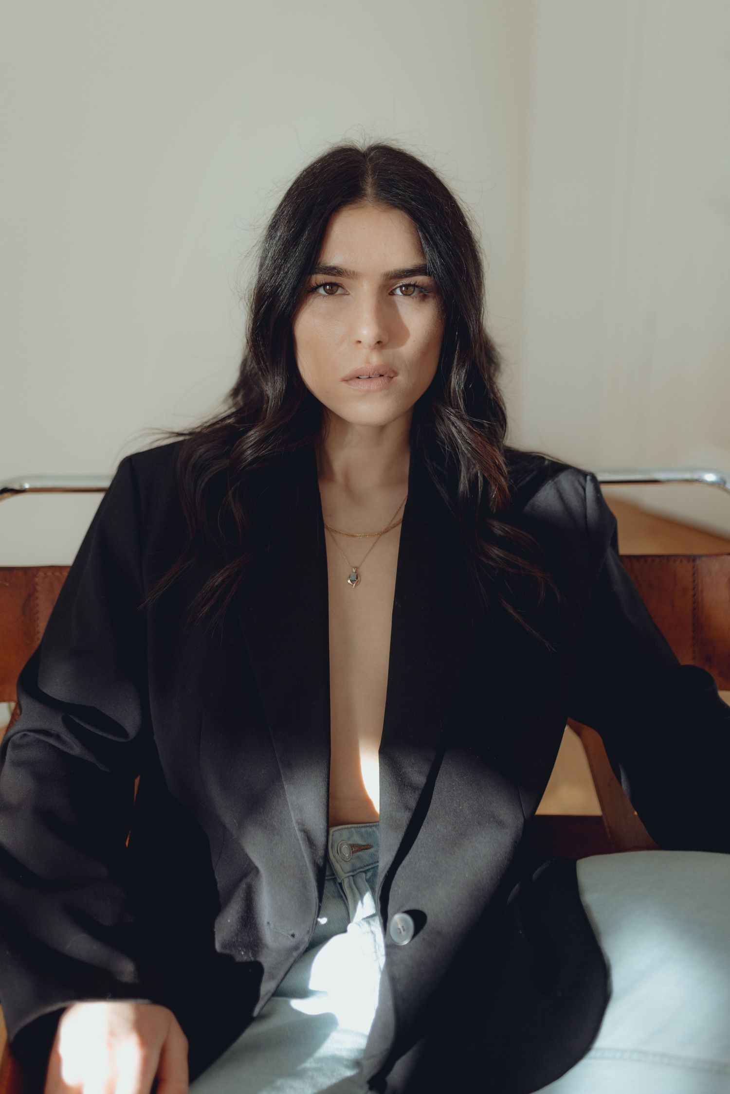 Portätaufnahme einer Frau in einem schwarzen Blazer