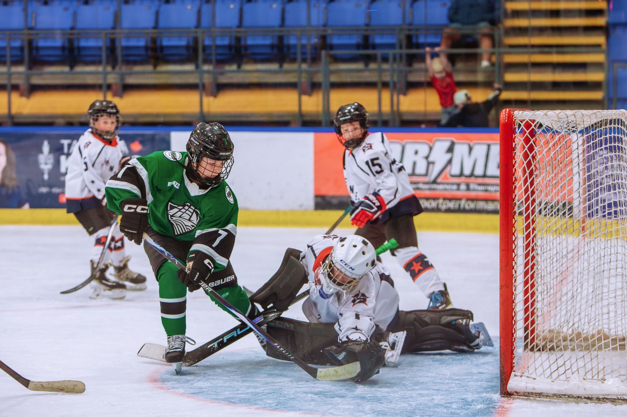 Youth hockey goalie diving to save – Parksville sports photographer