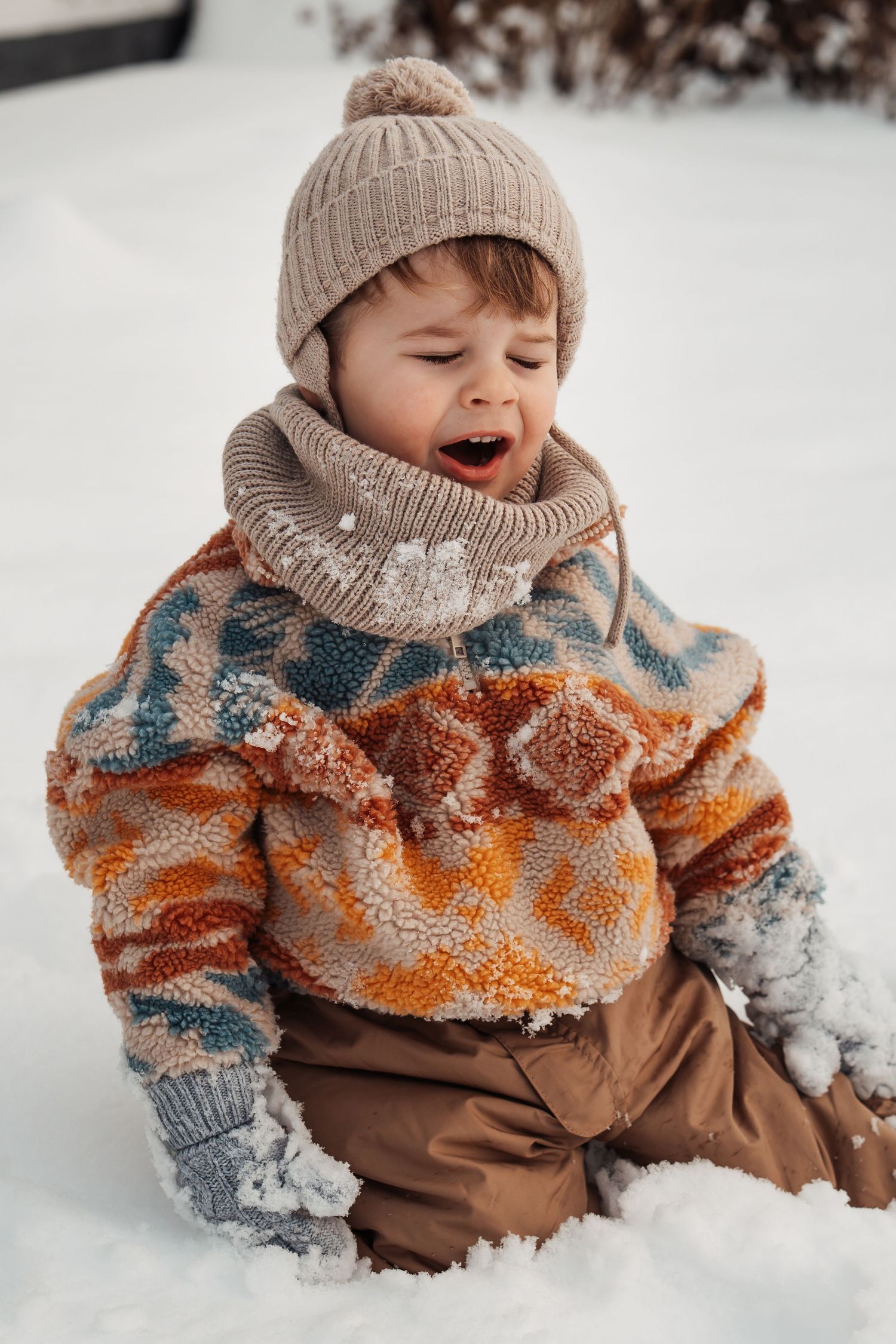 Junge im Schnee. Familienfotografie Gießen - Coffee and Stories Fotografie