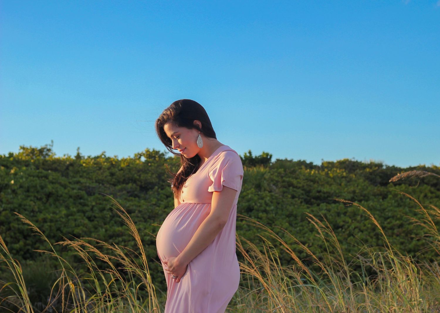 expecting mother at beach photoshoot