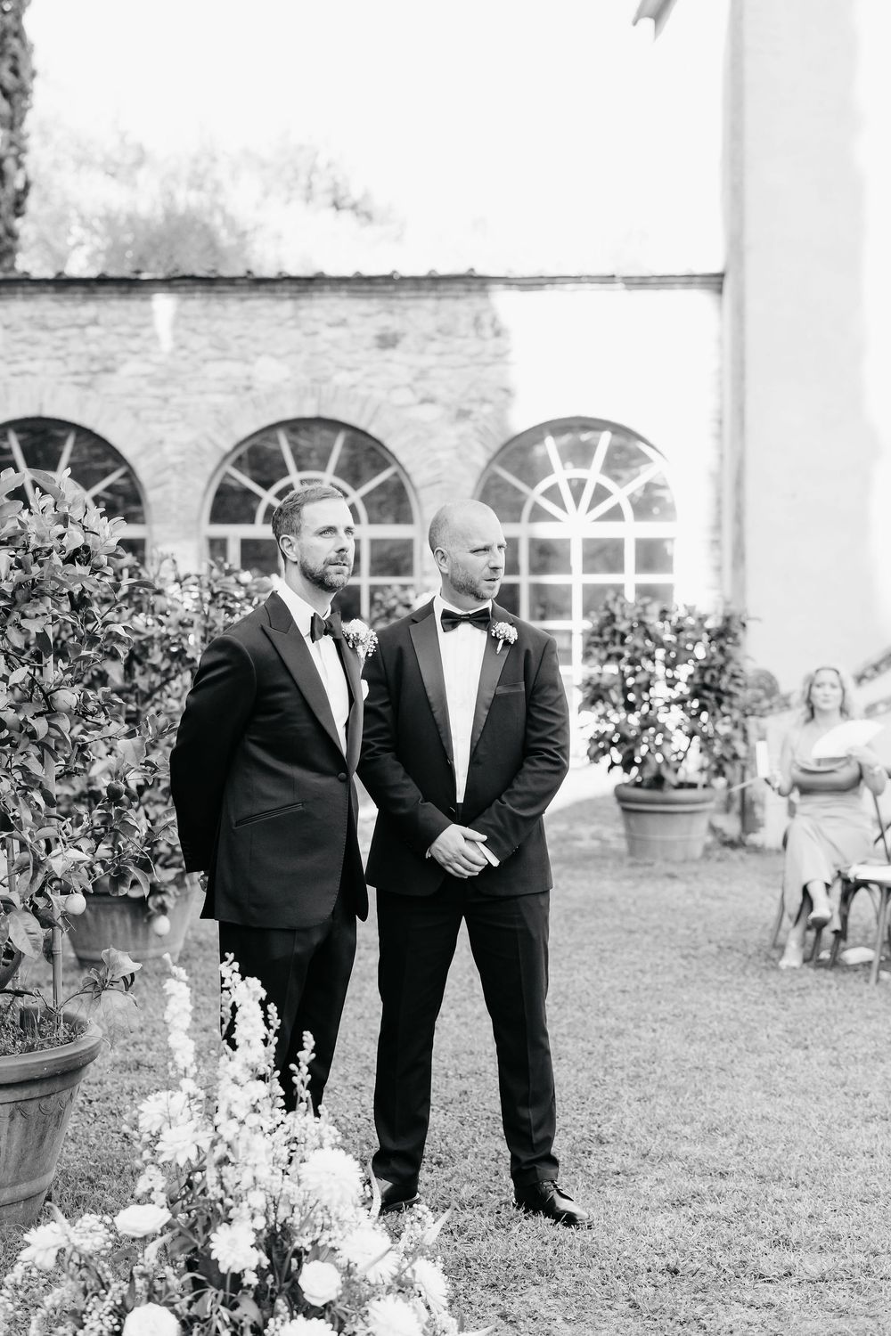 Emotional wedding ceremony surrounded by greenery in Lucca countryside.