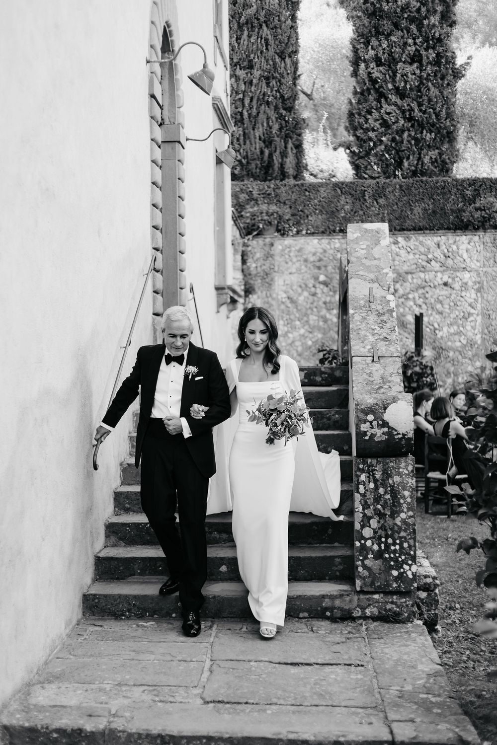 Emotional wedding ceremony surrounded by greenery in Lucca countryside.