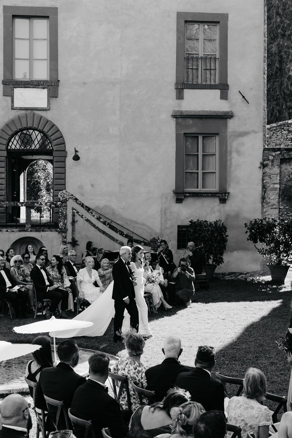 Emotional wedding ceremony surrounded by greenery in Lucca countryside.