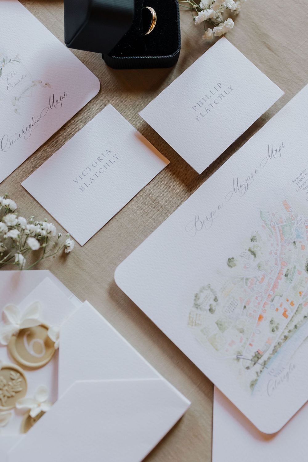 Natural light and elegant mood in a Tuscan destination wedding.