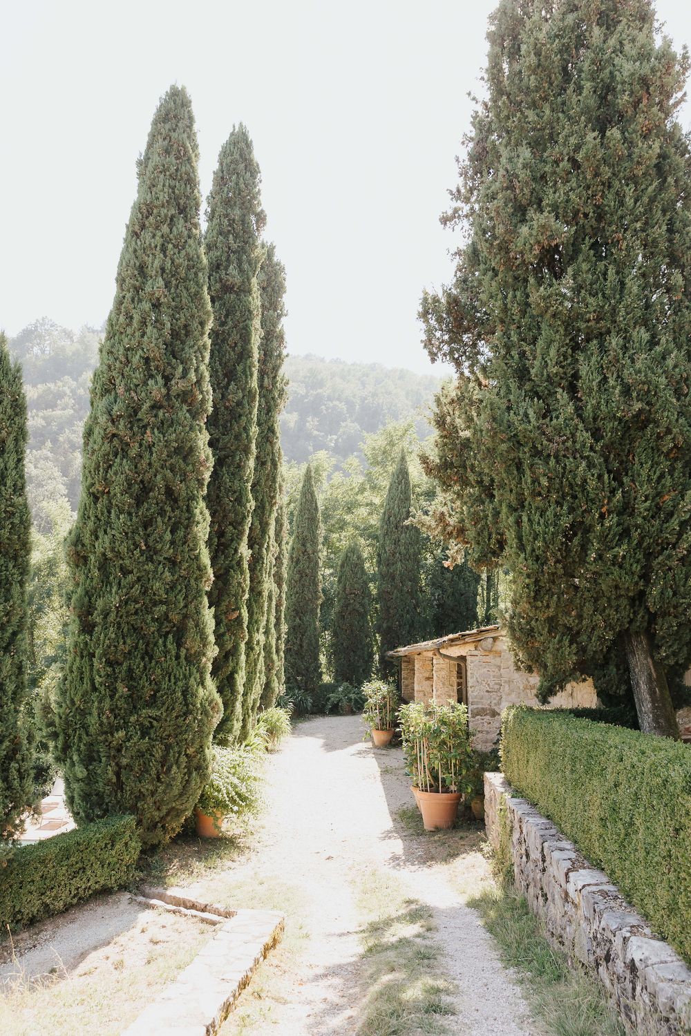 Natural light and elegant mood in a Tuscan destination wedding.