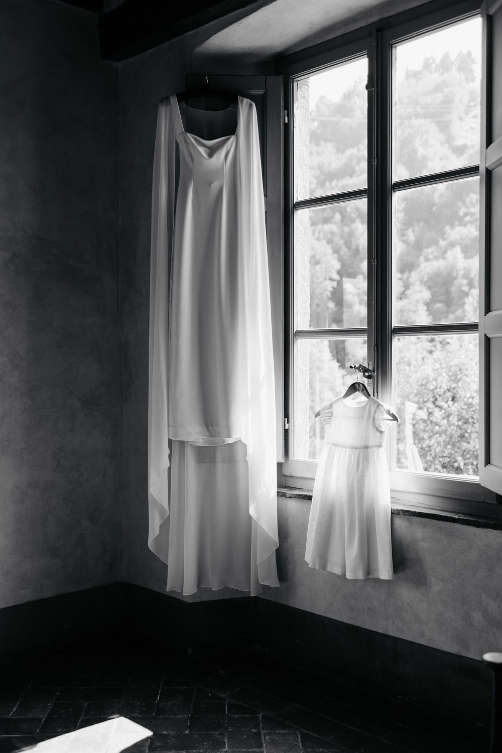Natural light and elegant mood in a Tuscan destination wedding.