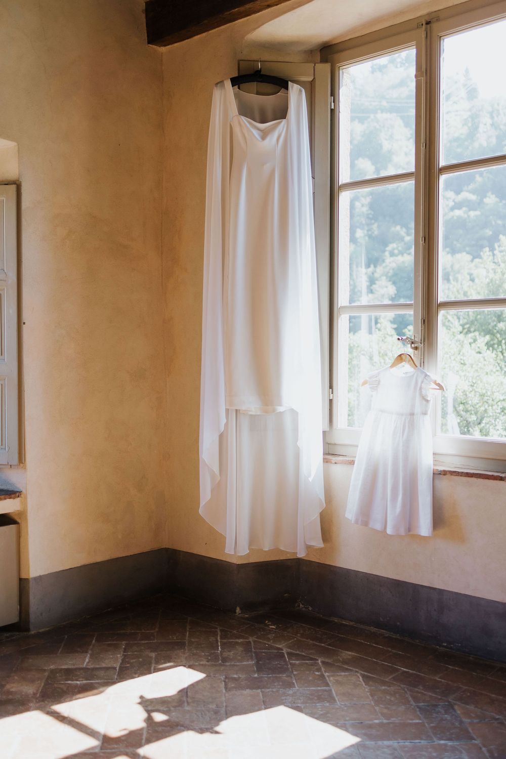 Natural light and elegant mood in a Tuscan destination wedding.