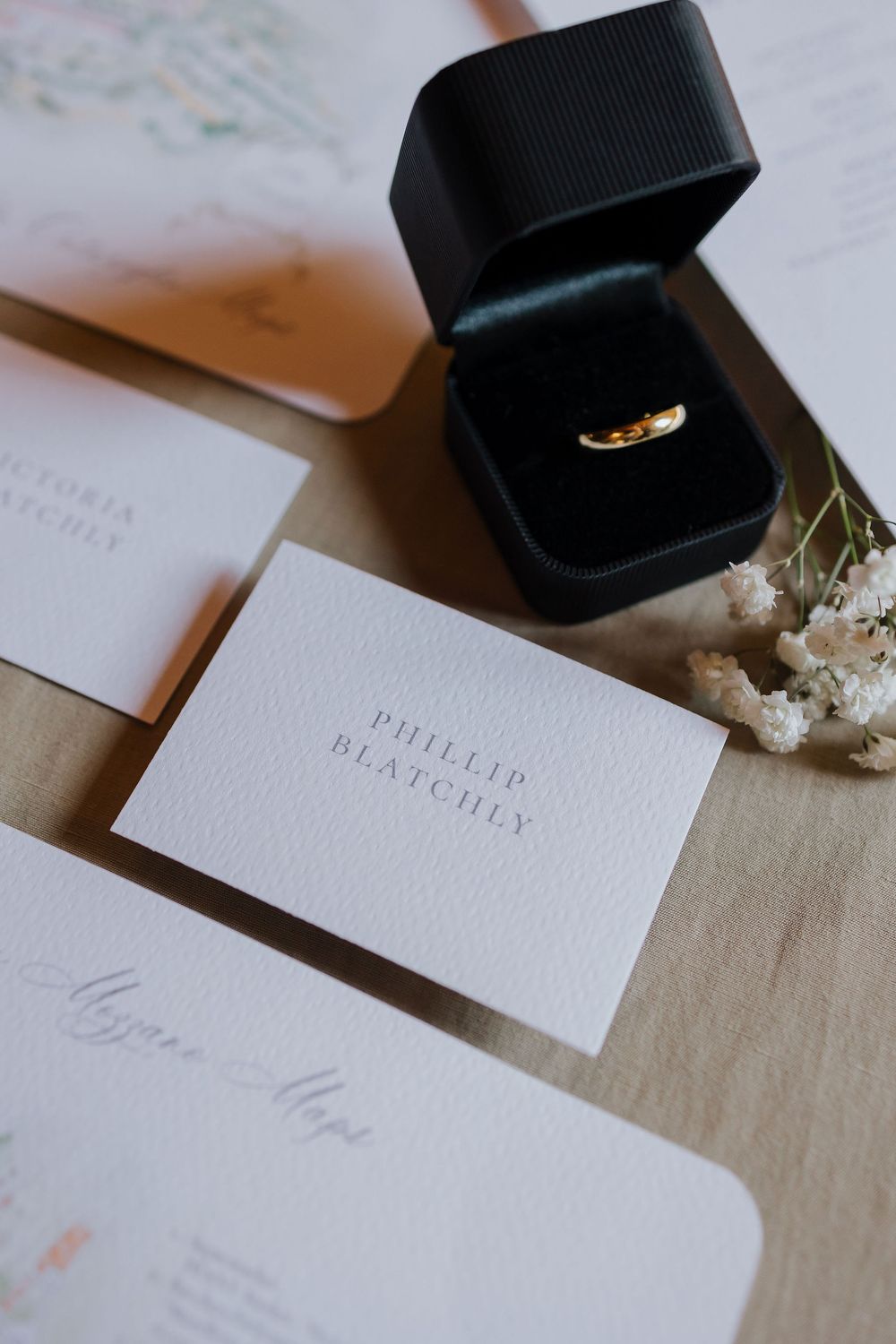 Natural light and elegant mood in a Tuscan destination wedding.