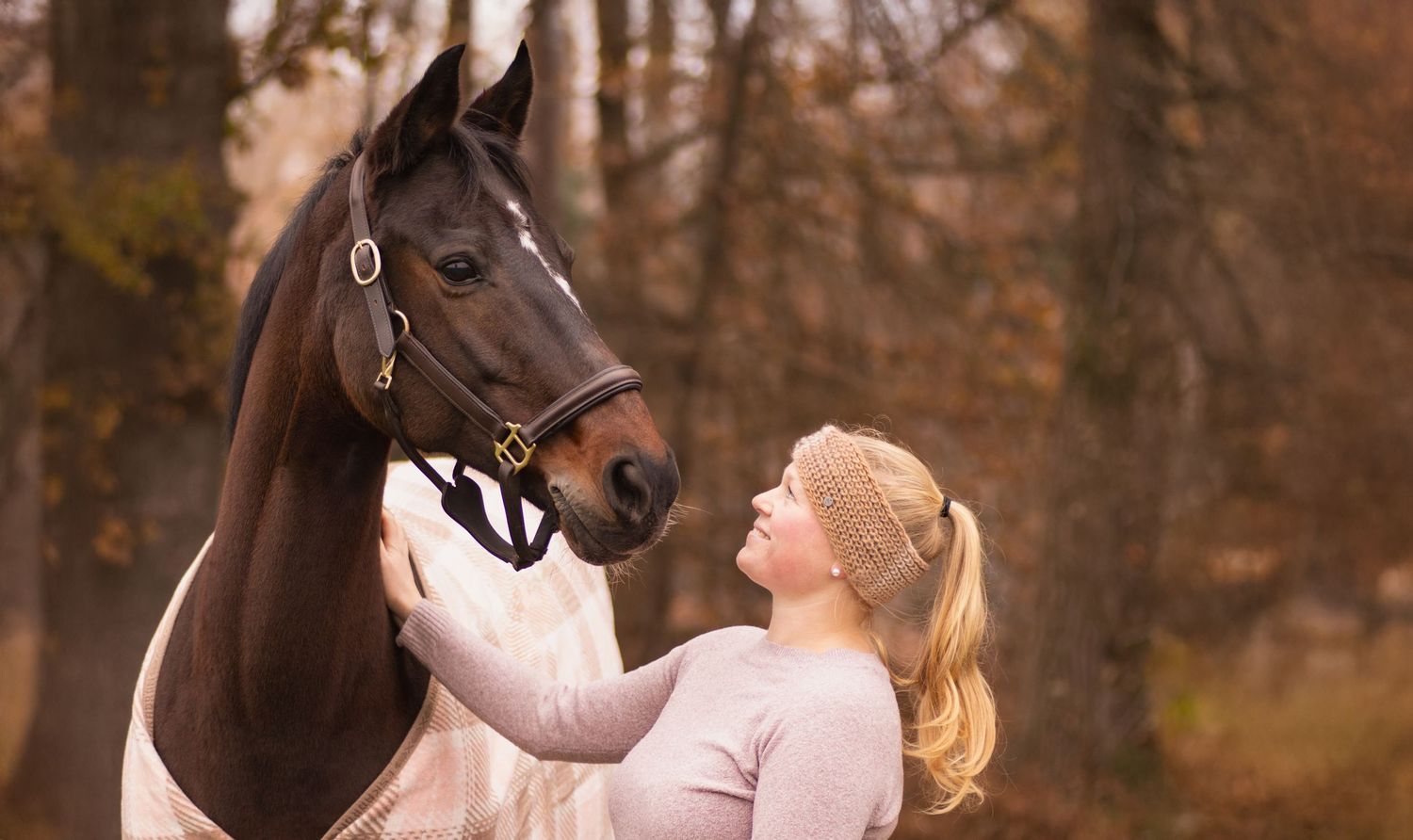 Emotionale Pferdefotografie – Portrait von Frau mit Pferd in der Natur, Region Hannover