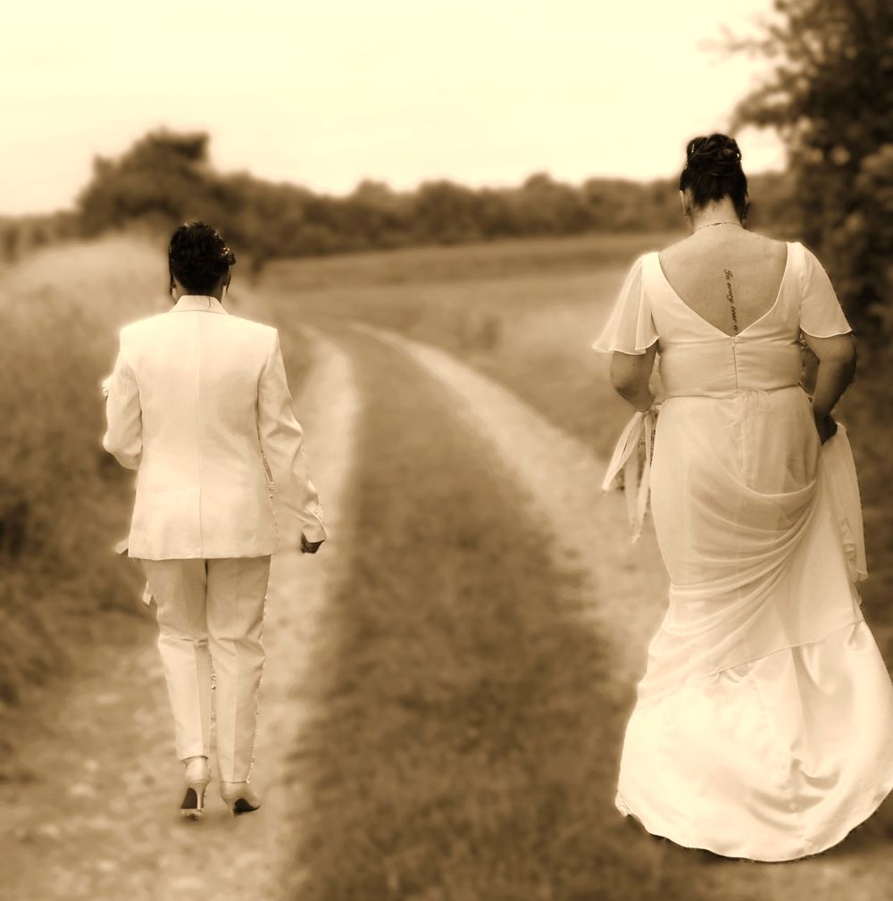 Couple de mariées marchant ensemble après la cérémonie civile, moment naturel capturé en Hauts-de-France