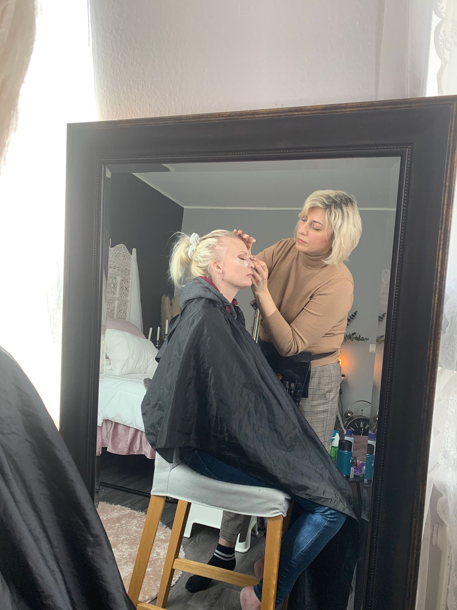 BTS Kund blir stylad inför sin boudoir morgongåva fotografering i Photo By Jane Studion.