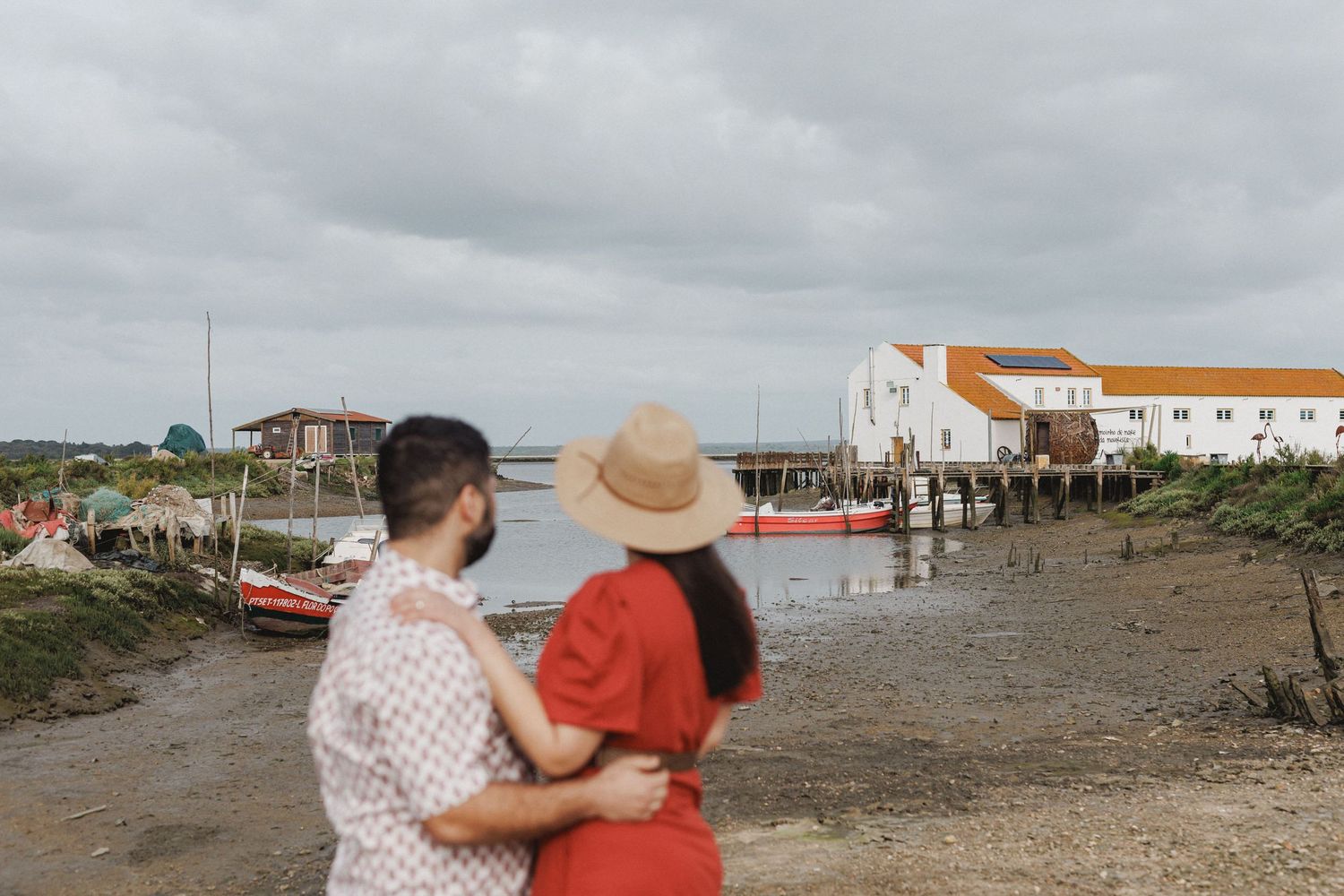 Pre wedding photoshoot couple by the riverside at Moinho da Mourisca in Setúbal Portugal