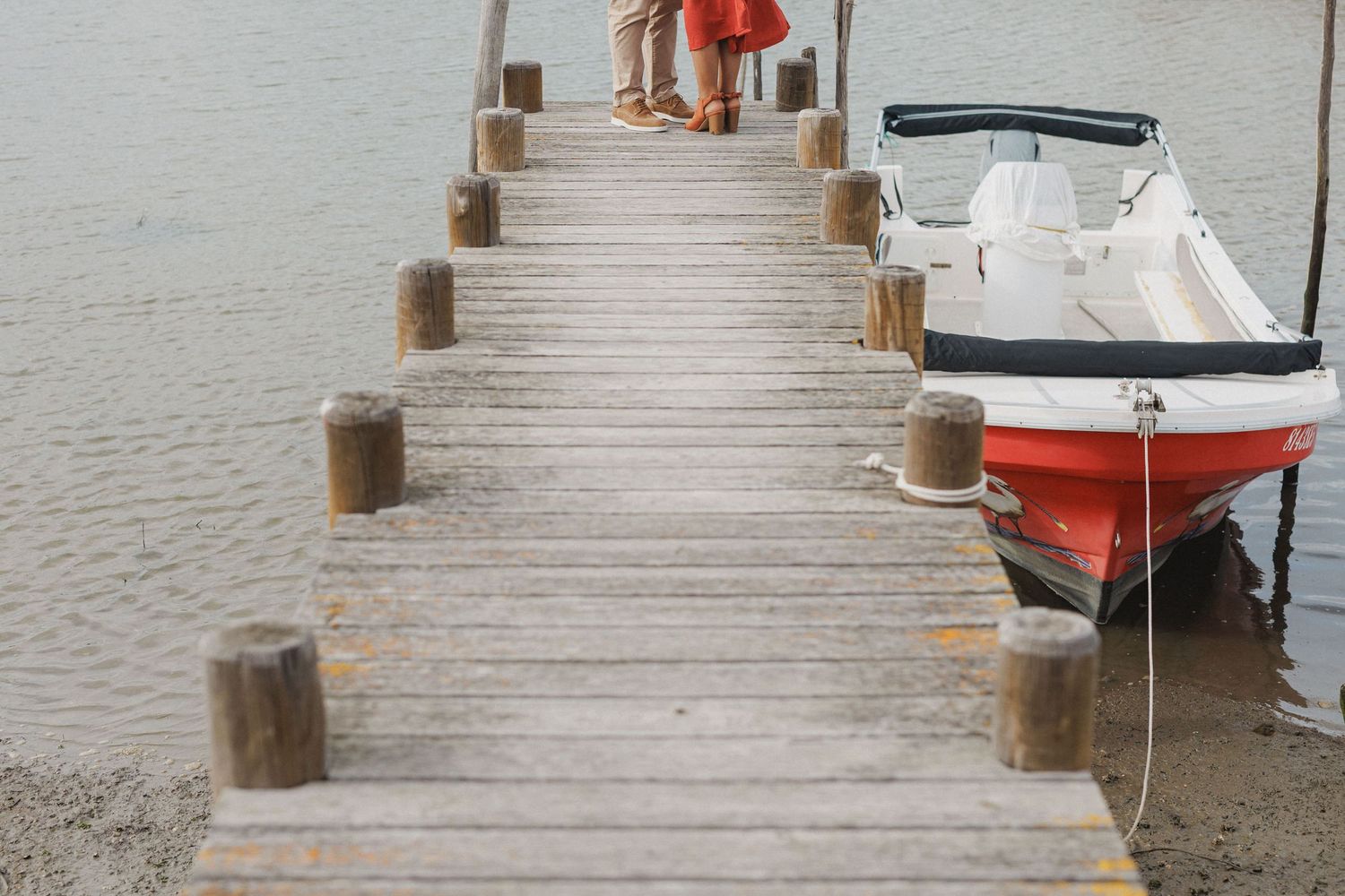 Close up of couple kissing during pre wedding photoshoot in Setúbal natural light photography