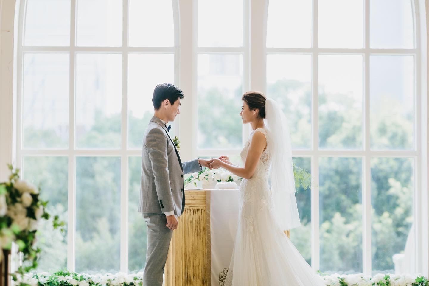 覺得自己很幸福,婚禮攝影可以遇上Derek&Rebecca,從前面的溝通到婚禮當天夫妻攝影師都很細心的注意小細節,而且也讓我們很放鬆。前期提到的期望需求,他們也都記在心上,超感動的。收到超美的婚攝大禮包,是Rebecca手工製作,謝謝你們從