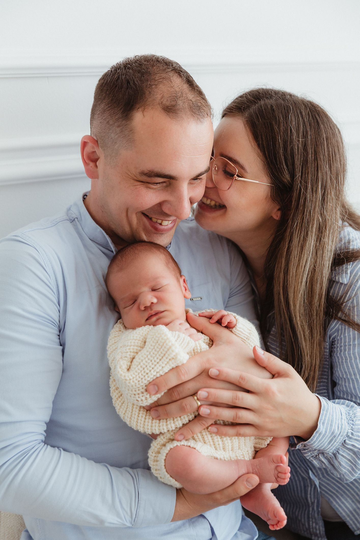 Autentické newborn fotenie a prirodzené emócie v Bratislave. 10 rokov praxe v newborn fotografii, Domi Bobák zachytenie šťastia s rodičmi.