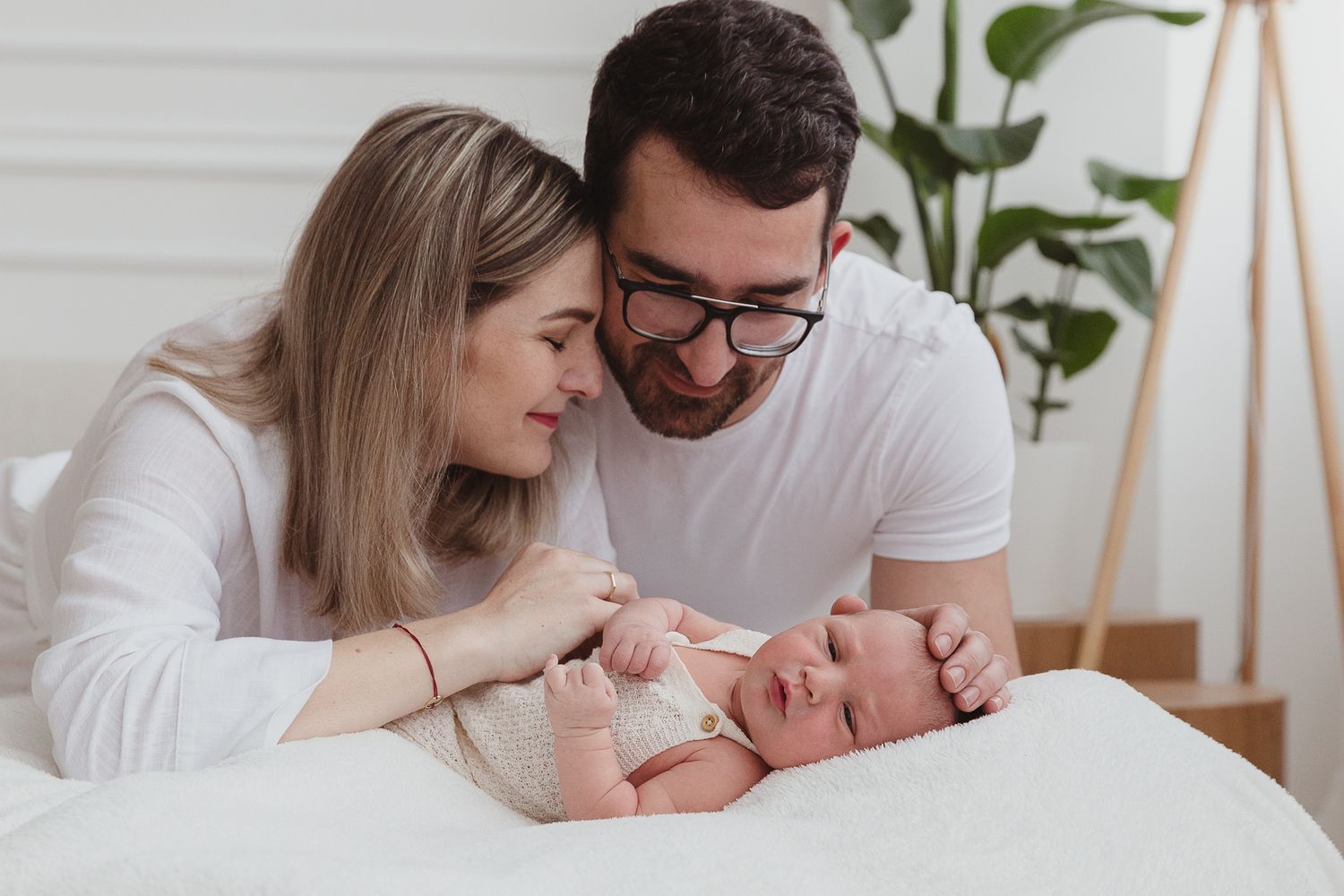 rAutentické newborn fotenie a prirodzené emócie v Bratislave. 10 rokov praxe v newborn fotografii, Domi Bobák zachytenie šťastia s rodičmi.