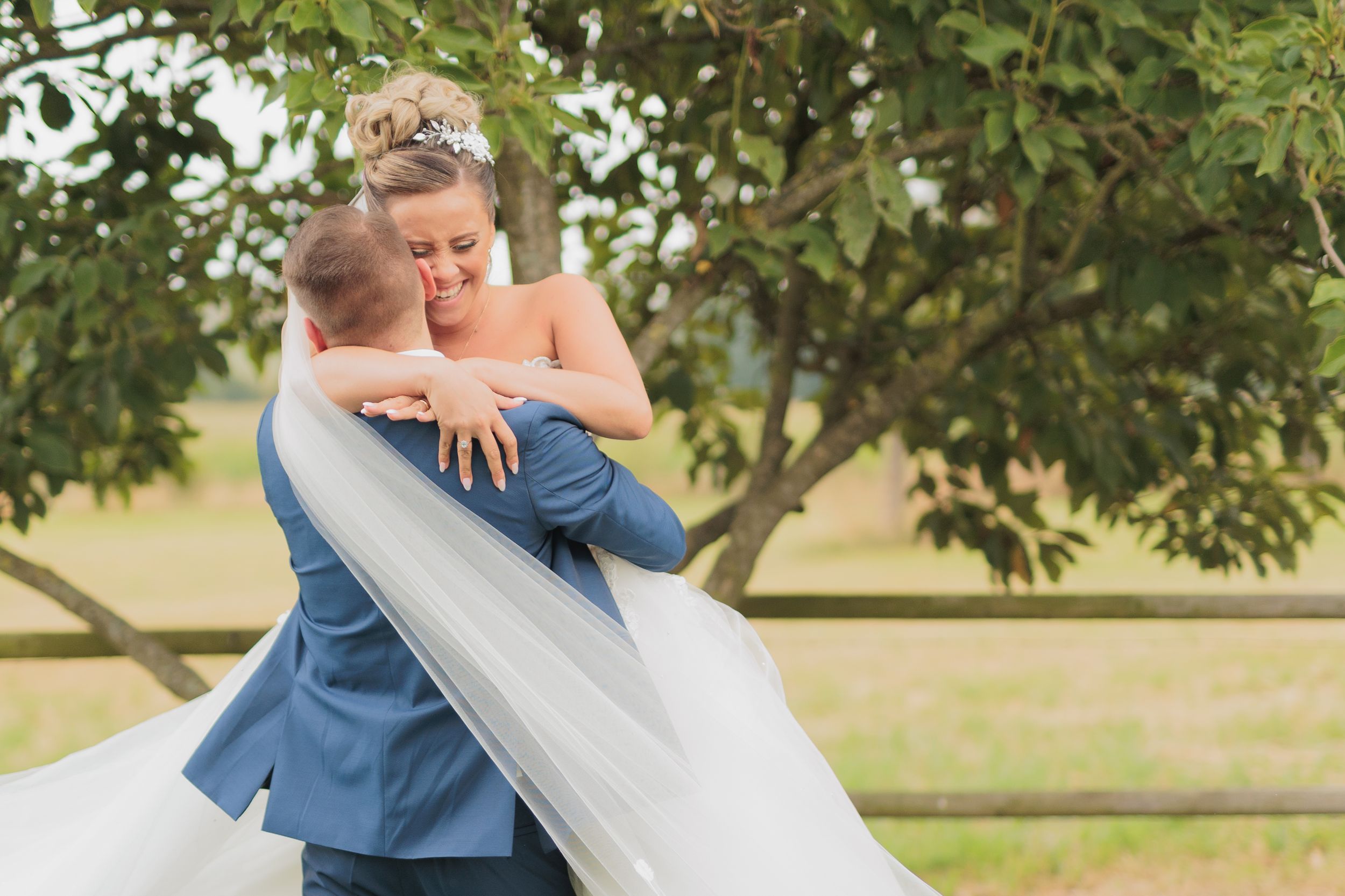 Jas Macca Photographe de mariage lumineux et moderne  Belgique Namur Luxembourg Jeune couple trentenaires session couple Couleurs pastelles