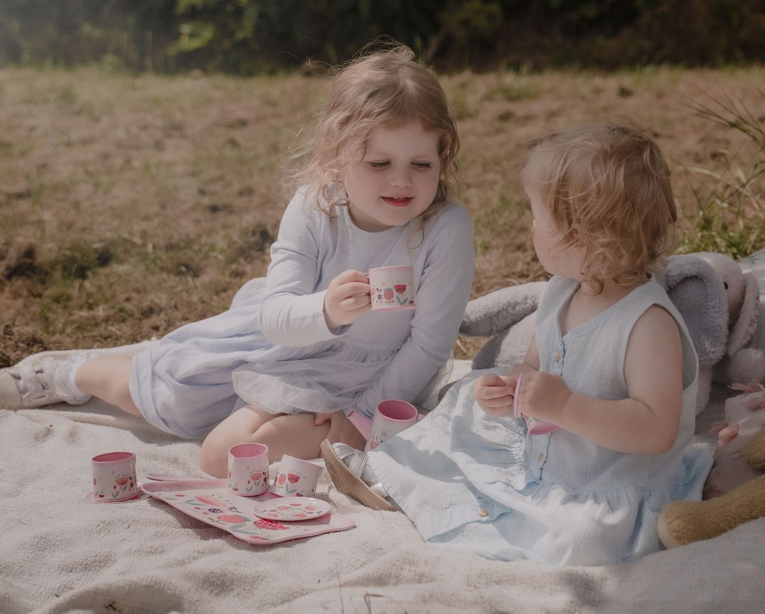 Documenting the unposed beauty of parenthood in Leicestershire, where genuine moments become lasting memories.