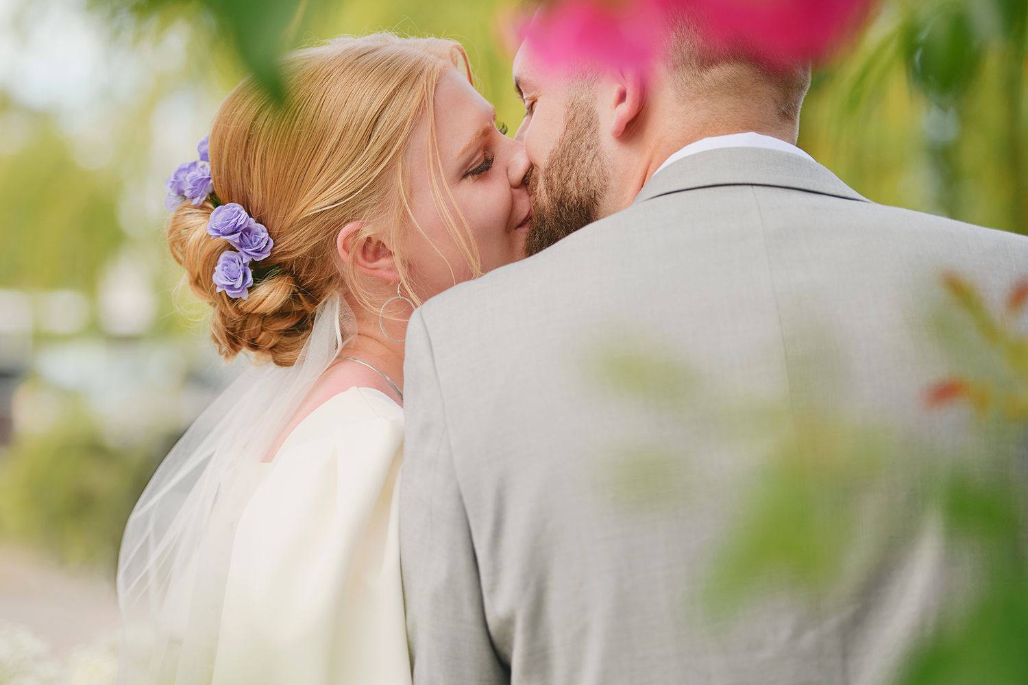 Blackfoot wedding photographer ShutterGirl  candid of bride and groom at backyard wedding in Blackfoot idaho