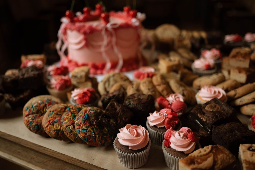 Modern wedding cake by Sugar Sparrow at Holmes Mill, editorial detail shot captured by Manchester wedding photographer.