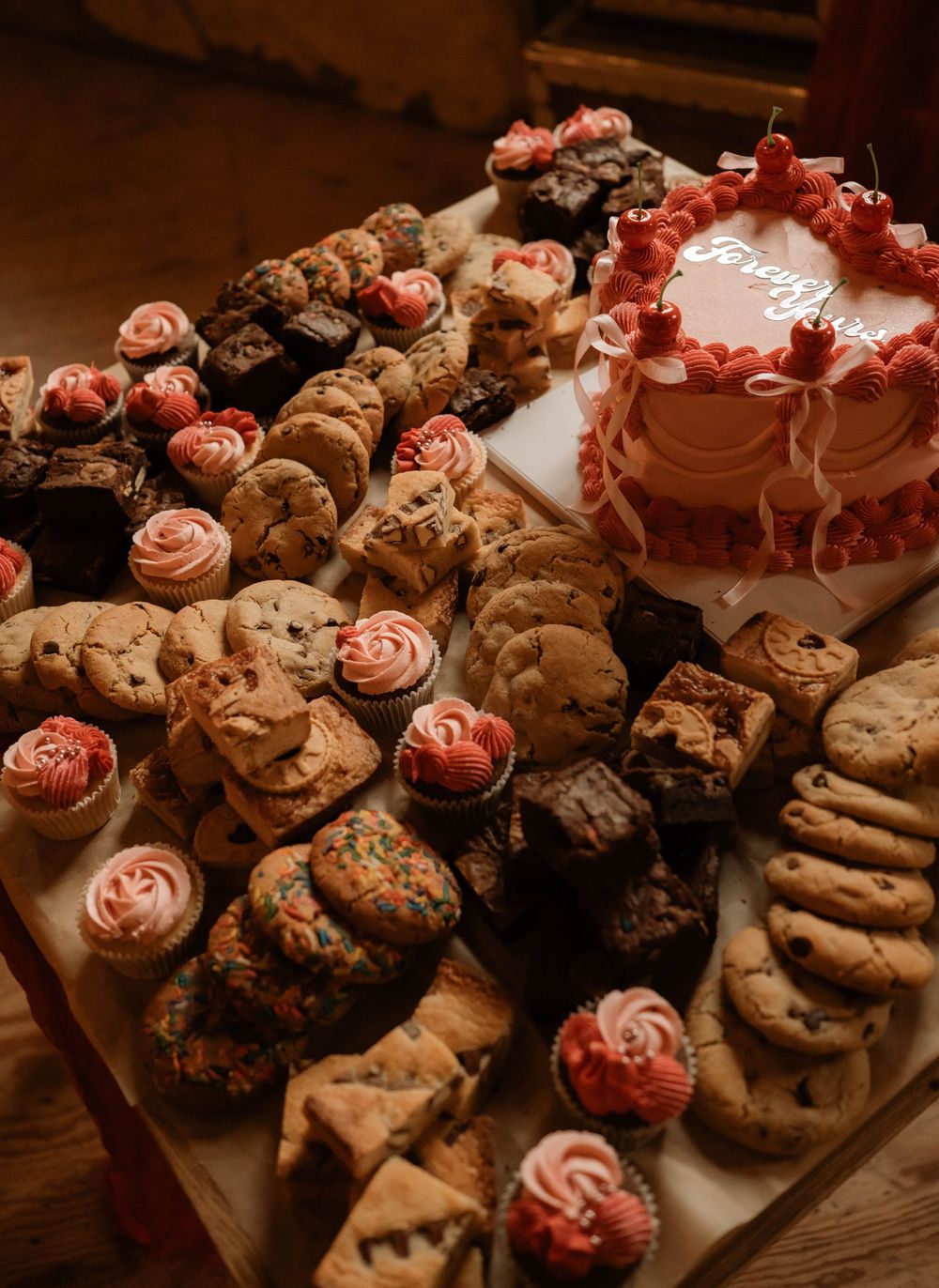Modern wedding cake by Sugar Sparrow at Holmes Mill, editorial detail shot captured by Manchester wedding photographer.