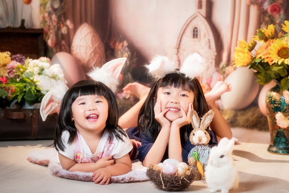 Joyful Easter mini session featuring kids and family portraits with a beautiful spring floral backdrop, captured by an Auckland family photo