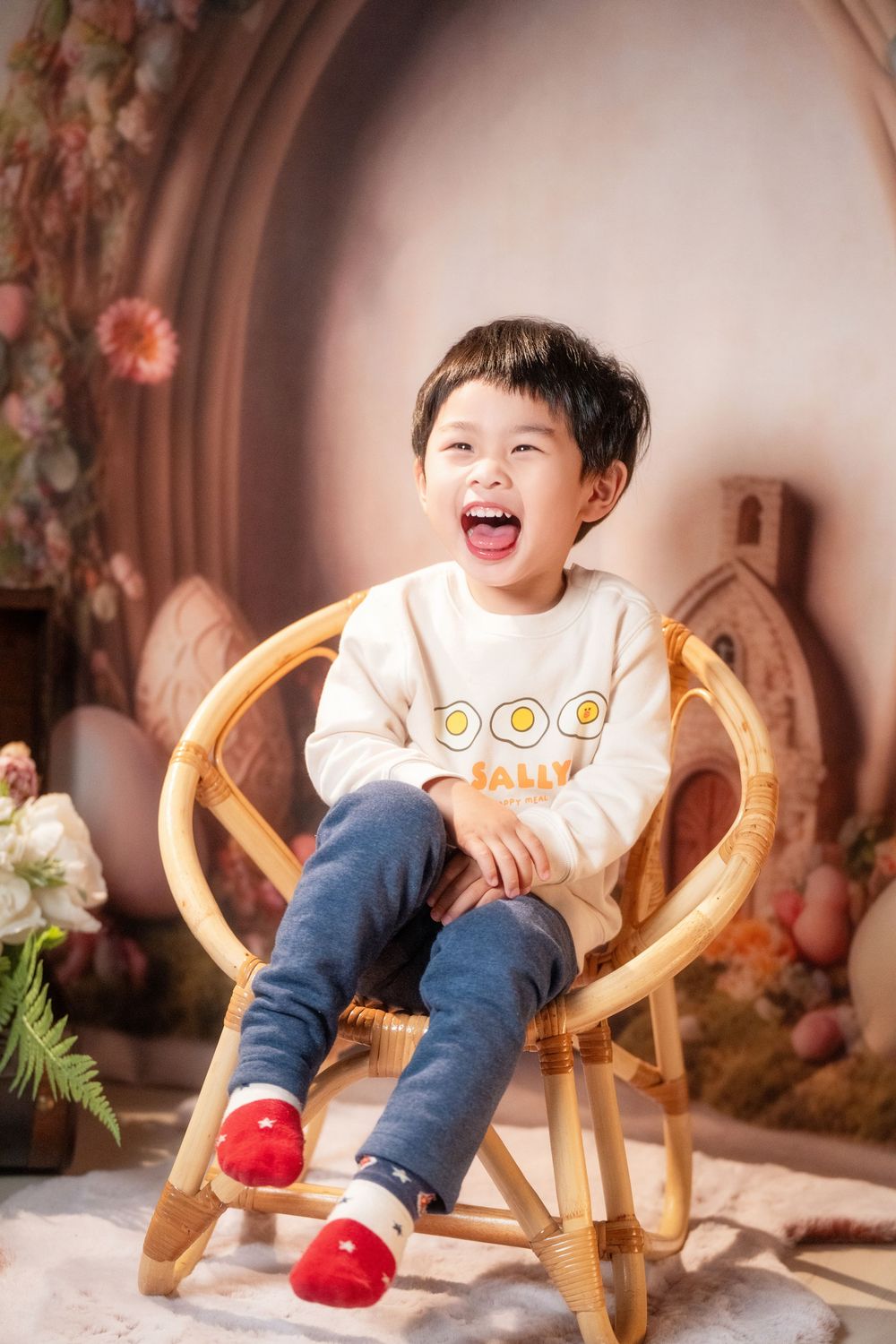 Joyful Easter mini session featuring kids and family portraits with a beautiful spring floral backdrop, captured by an Auckland family photo