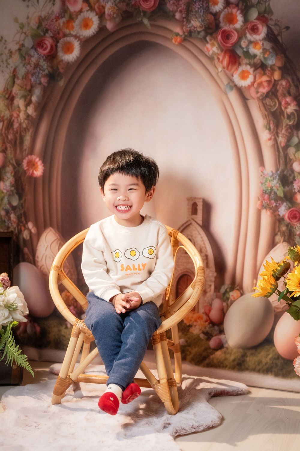 Joyful Easter mini session featuring kids and family portraits with a beautiful spring floral backdrop, captured by an Auckland family photo
