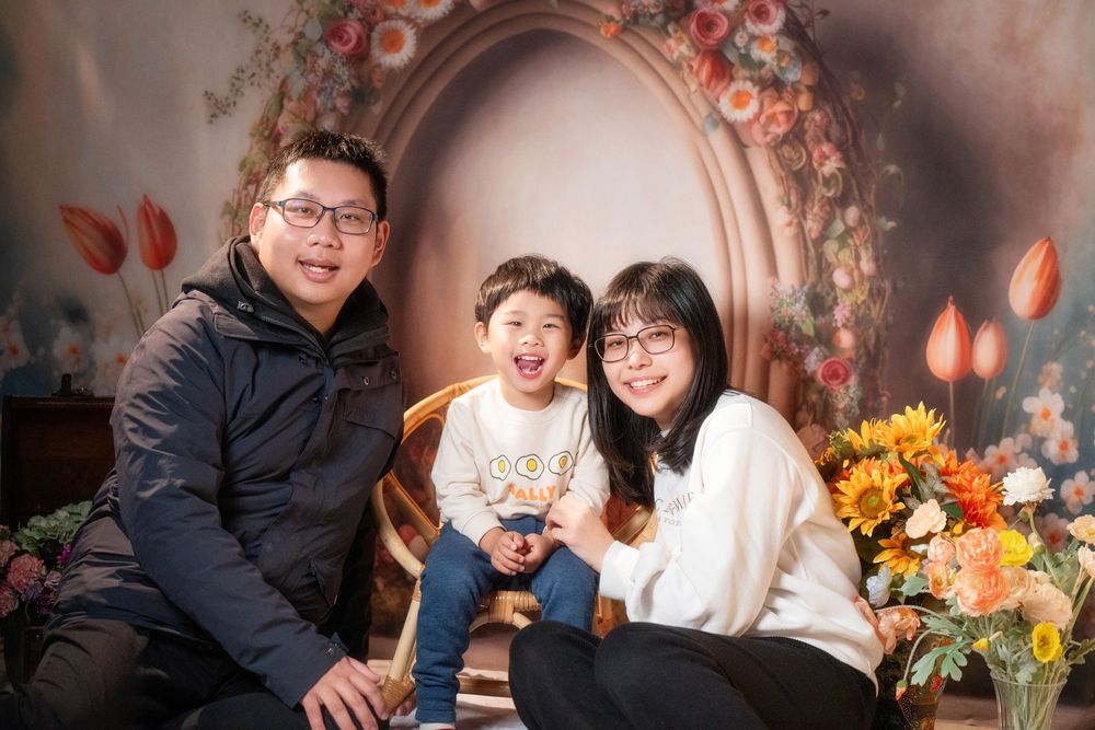 Joyful Easter mini session featuring kids and family portraits with a beautiful spring floral backdrop, captured by an Auckland family photo