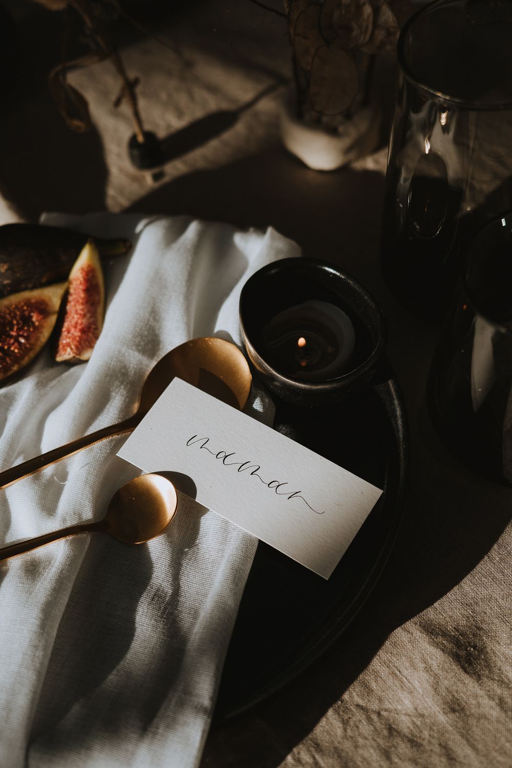 calligraphy place card which reads maman