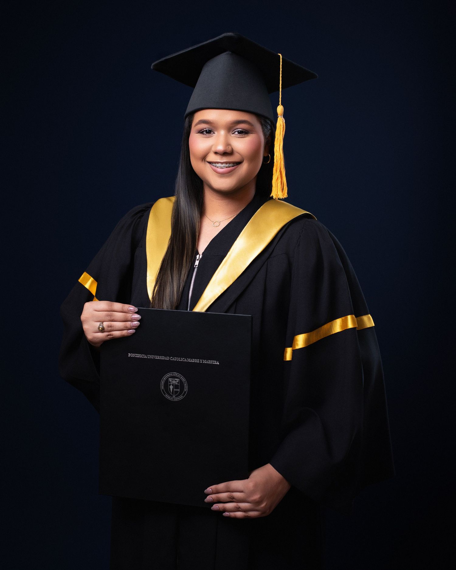 Sesión fotográfica de graduación PUCMM , fotos profesionales y creativas en estudio o exteriores en República Dominicana.