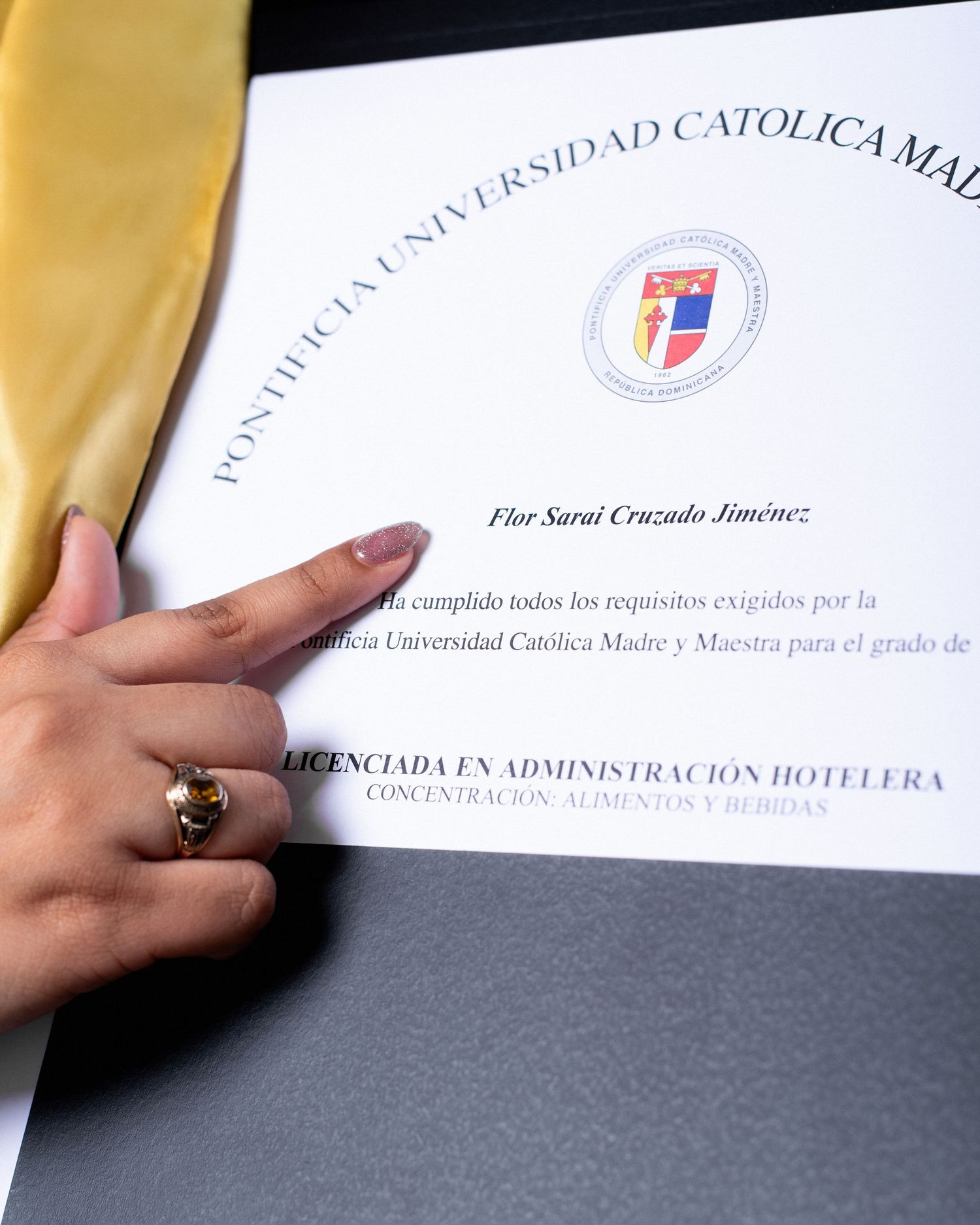 Sesión fotográfica de graduación PUCMM , fotos profesionales y creativas en estudio o exteriores en República Dominicana.