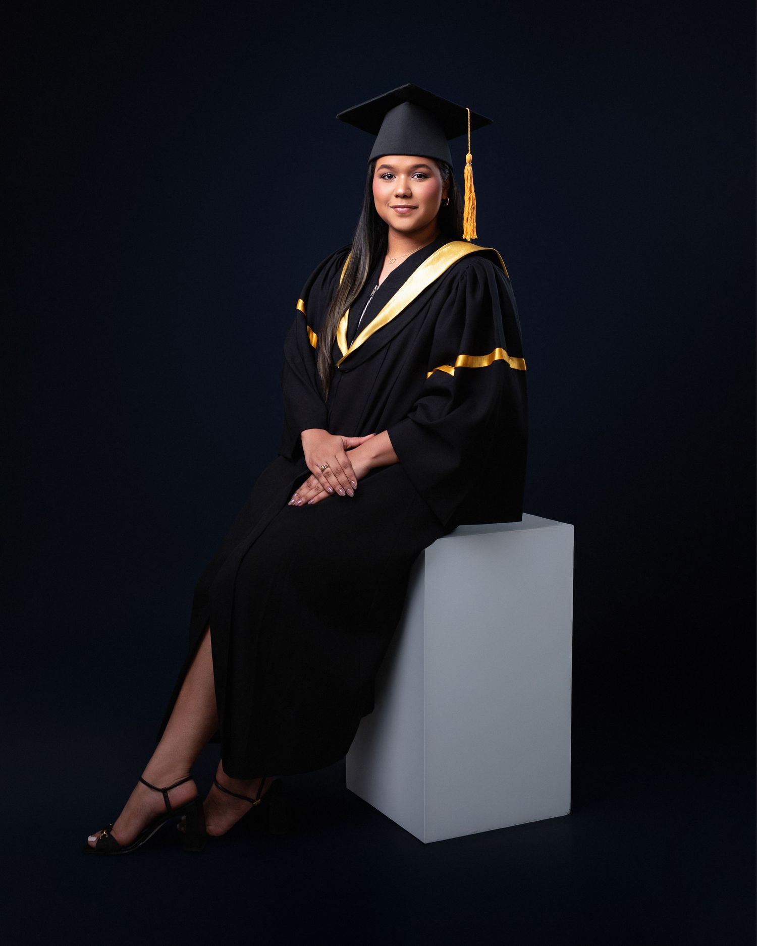 Sesión fotográfica de graduación PUCMM , fotos profesionales y creativas en estudio o exteriores en República Dominicana.