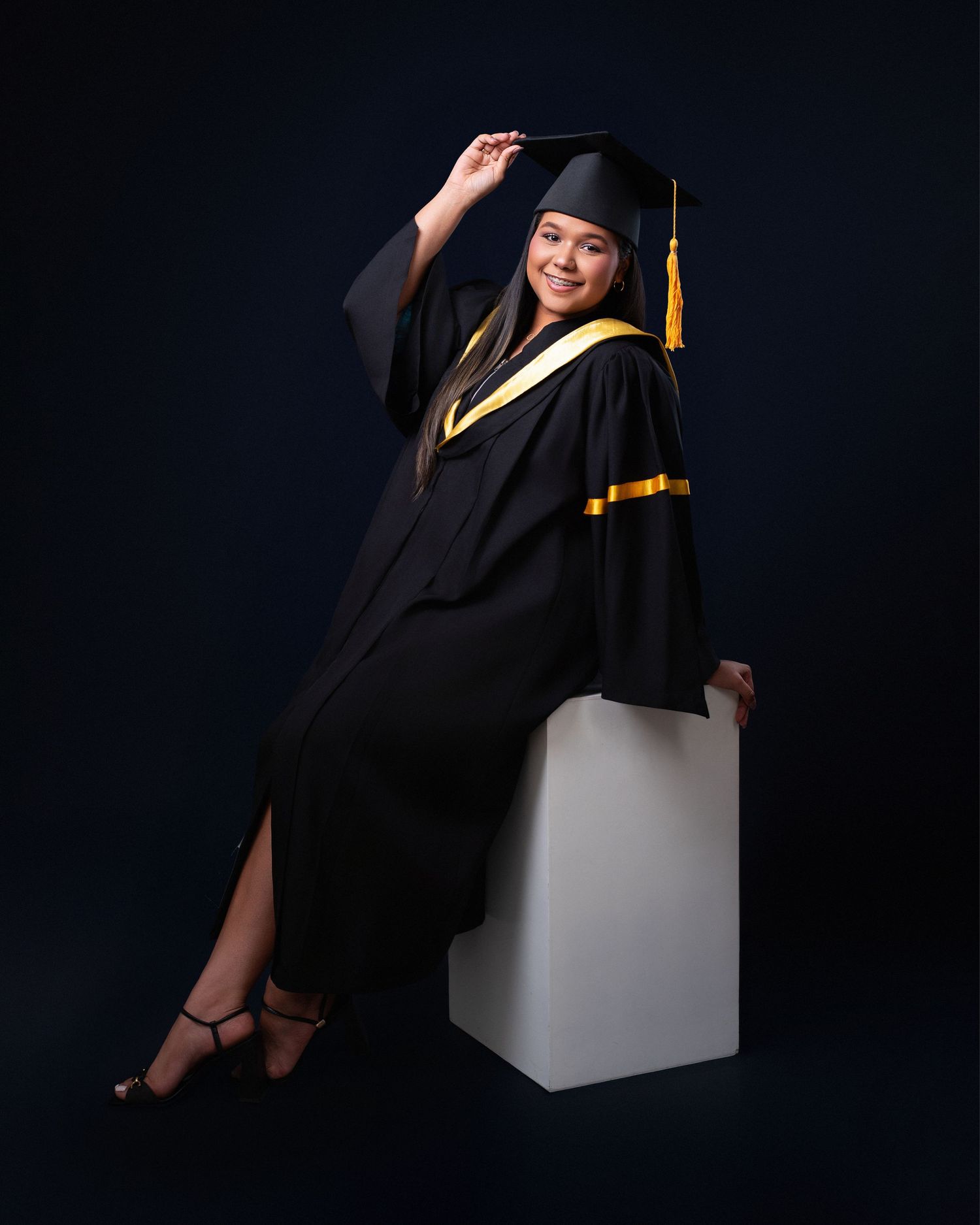 Sesión fotográfica de graduación PUCMM , fotos profesionales y creativas en estudio o exteriores en República Dominicana.