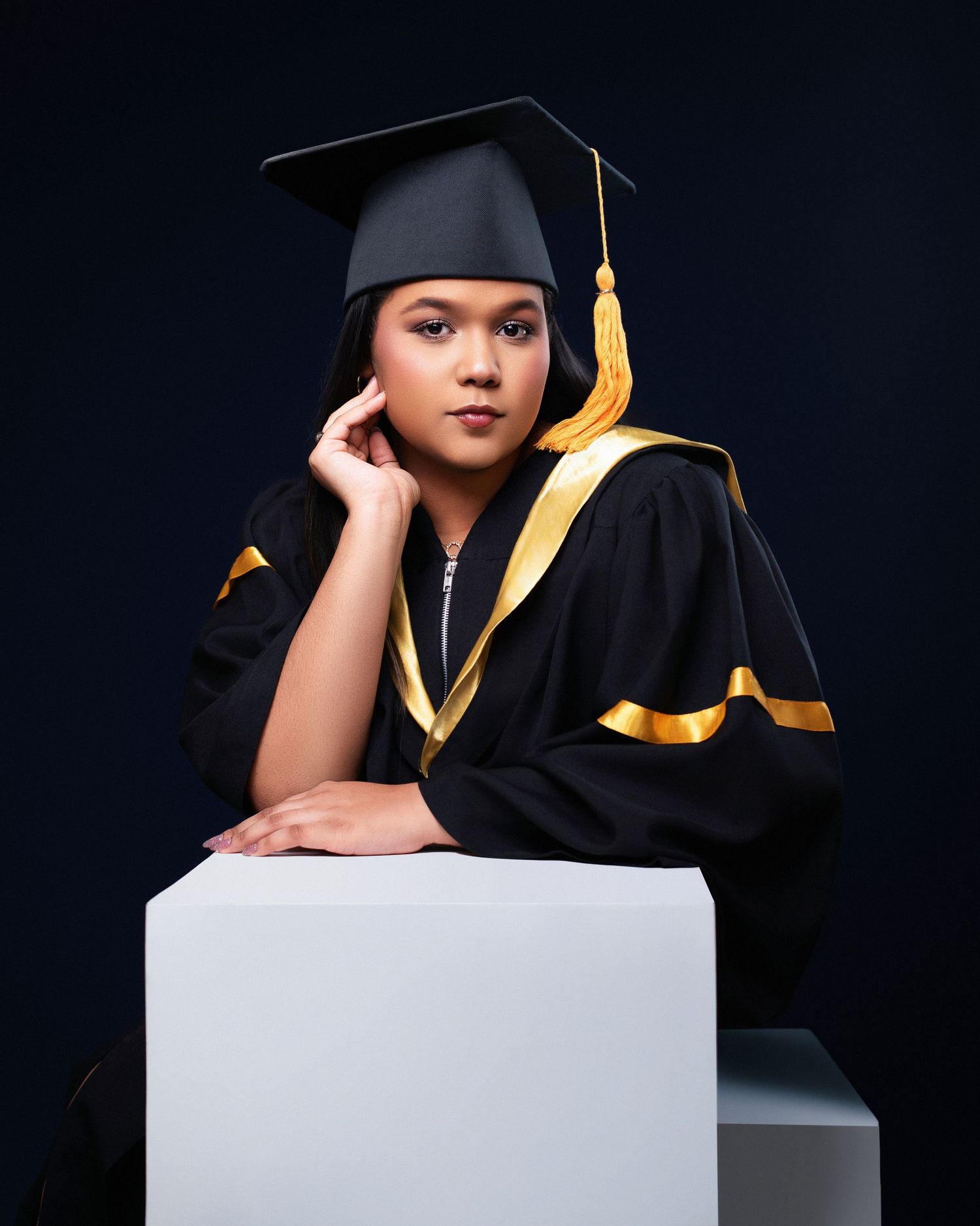 Sesión fotográfica de graduación PUCMM , fotos profesionales y creativas en estudio o exteriores en República Dominicana.