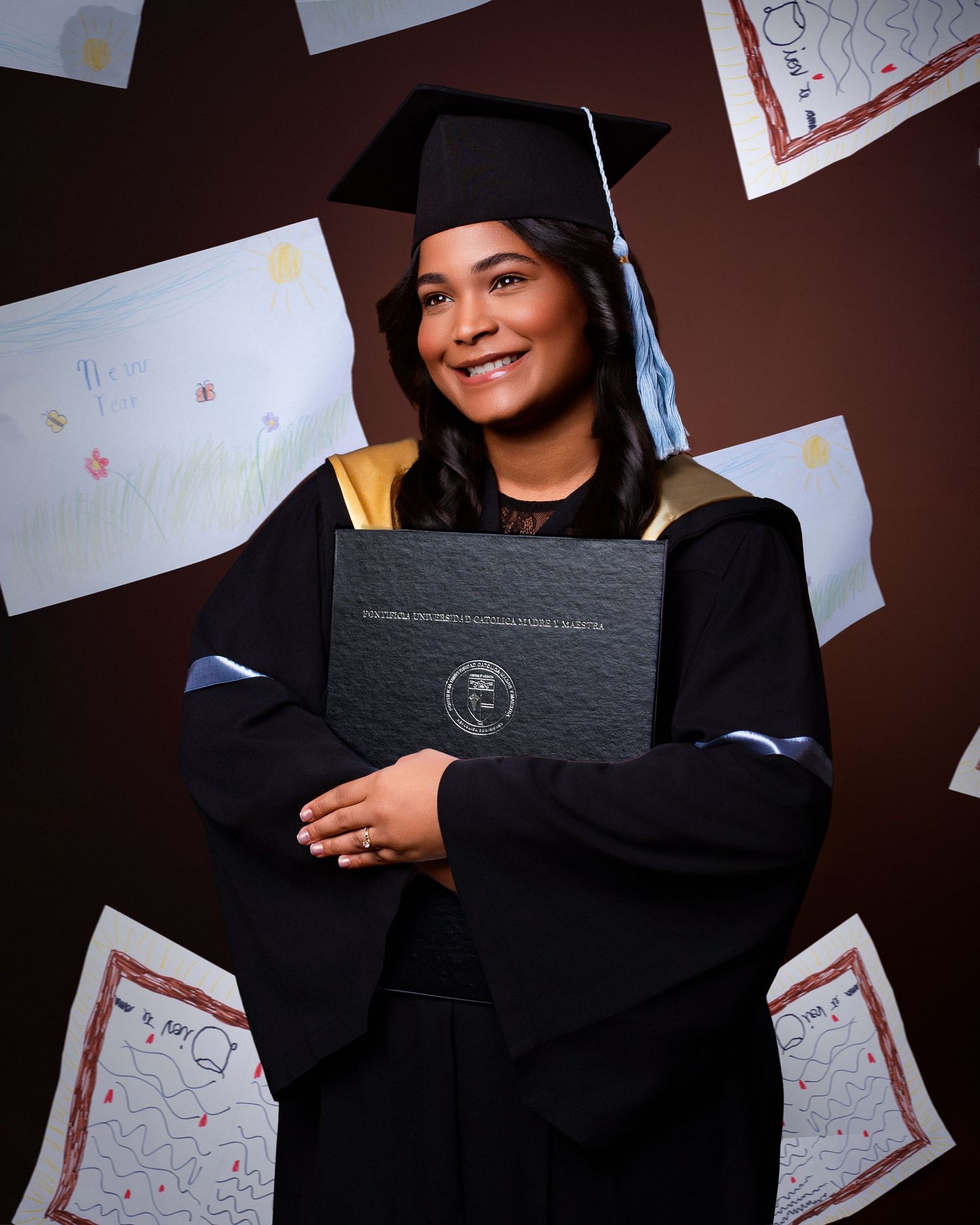 Sesión fotográfica de graduación PUCMM, fotos profesionales y creativas en estudio o exteriores en República Dominicana.