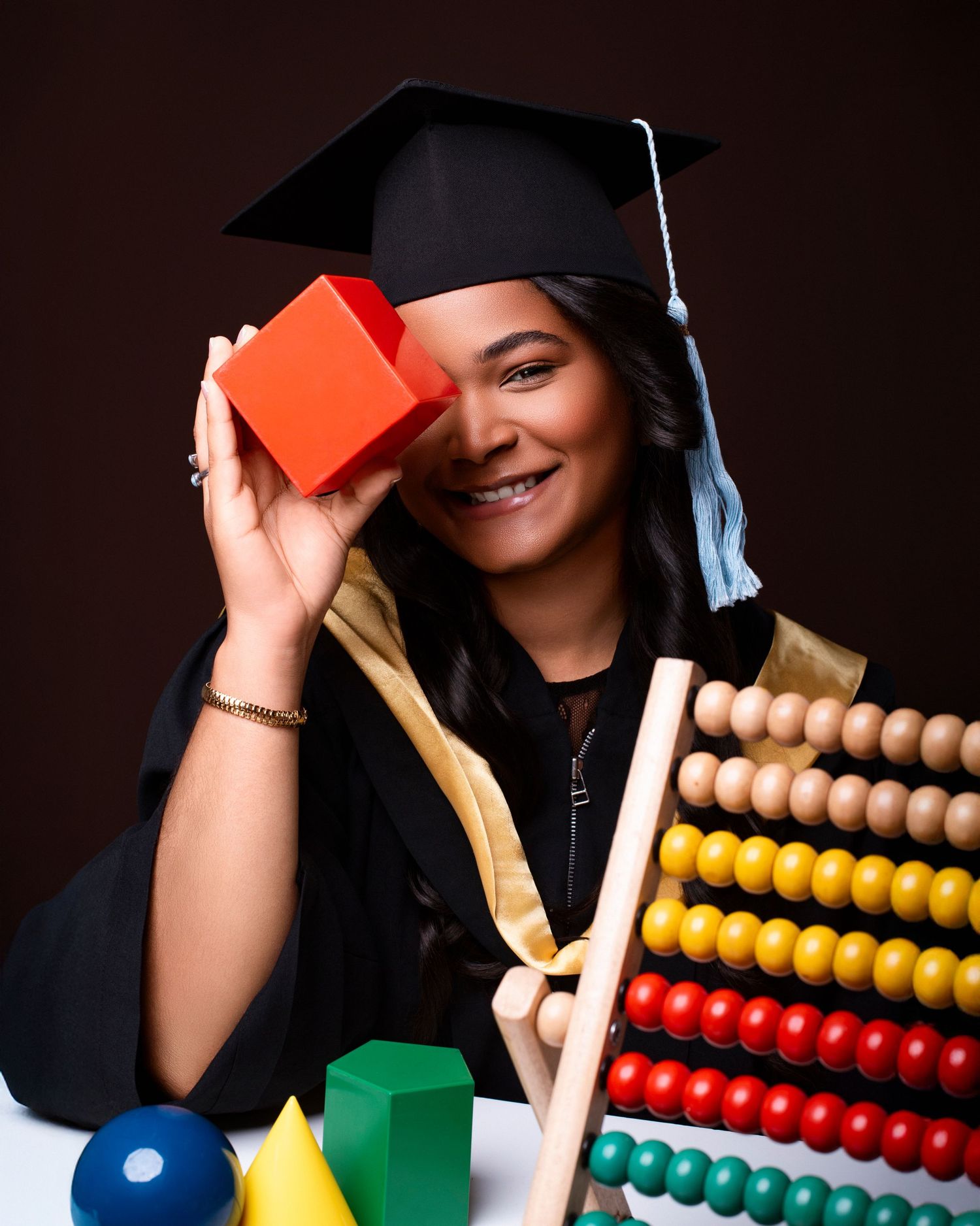Sesión fotográfica de graduación PUCMM, fotos profesionales y creativas en estudio o exteriores en República Dominicana.