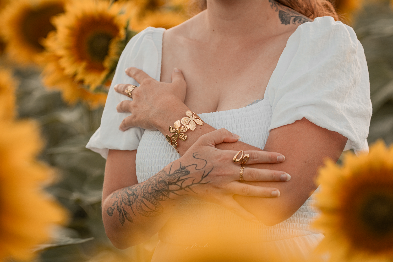 femme portrait champs de tournesols couché de soleil produit bijoux bague bracelet marque