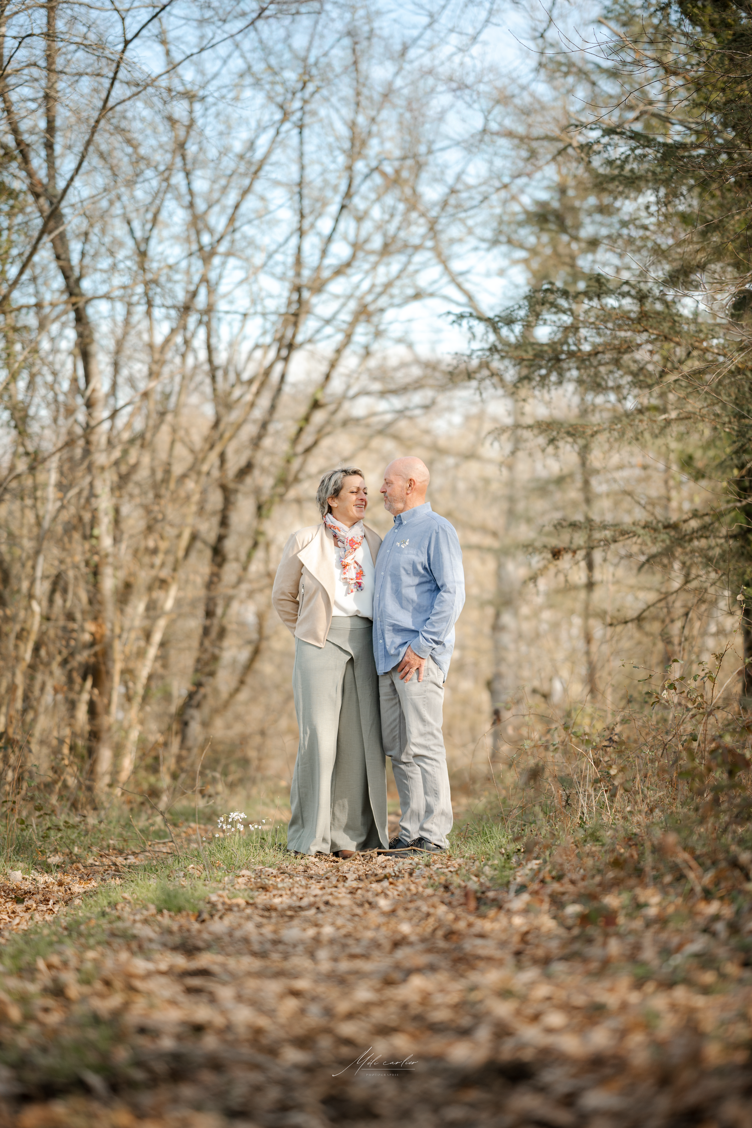 Photo de couple dans un bois