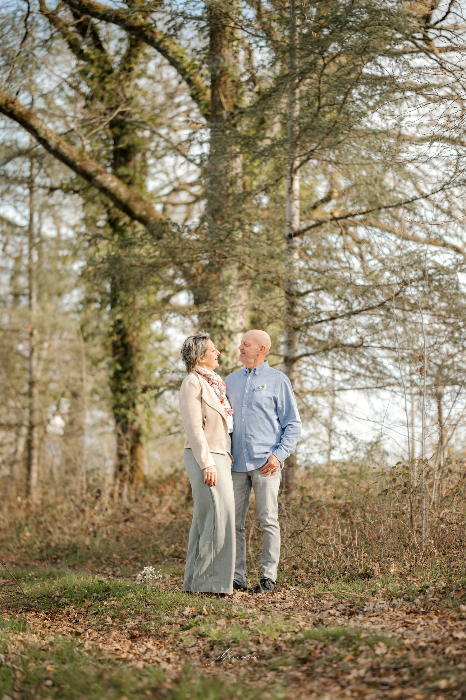 Photo de couple dans un bois