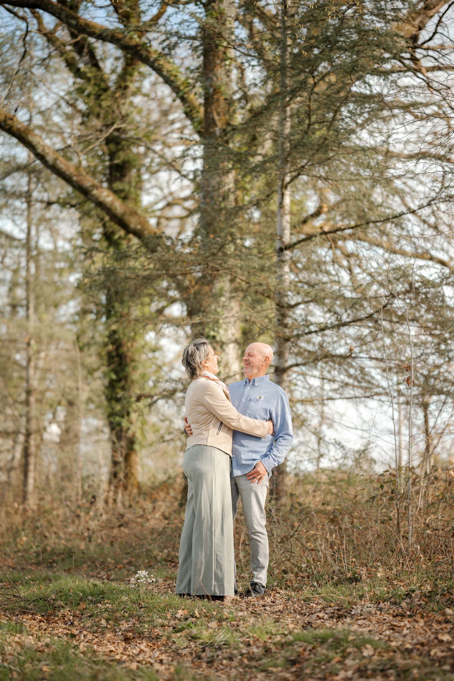 Photo de couple dans un bois