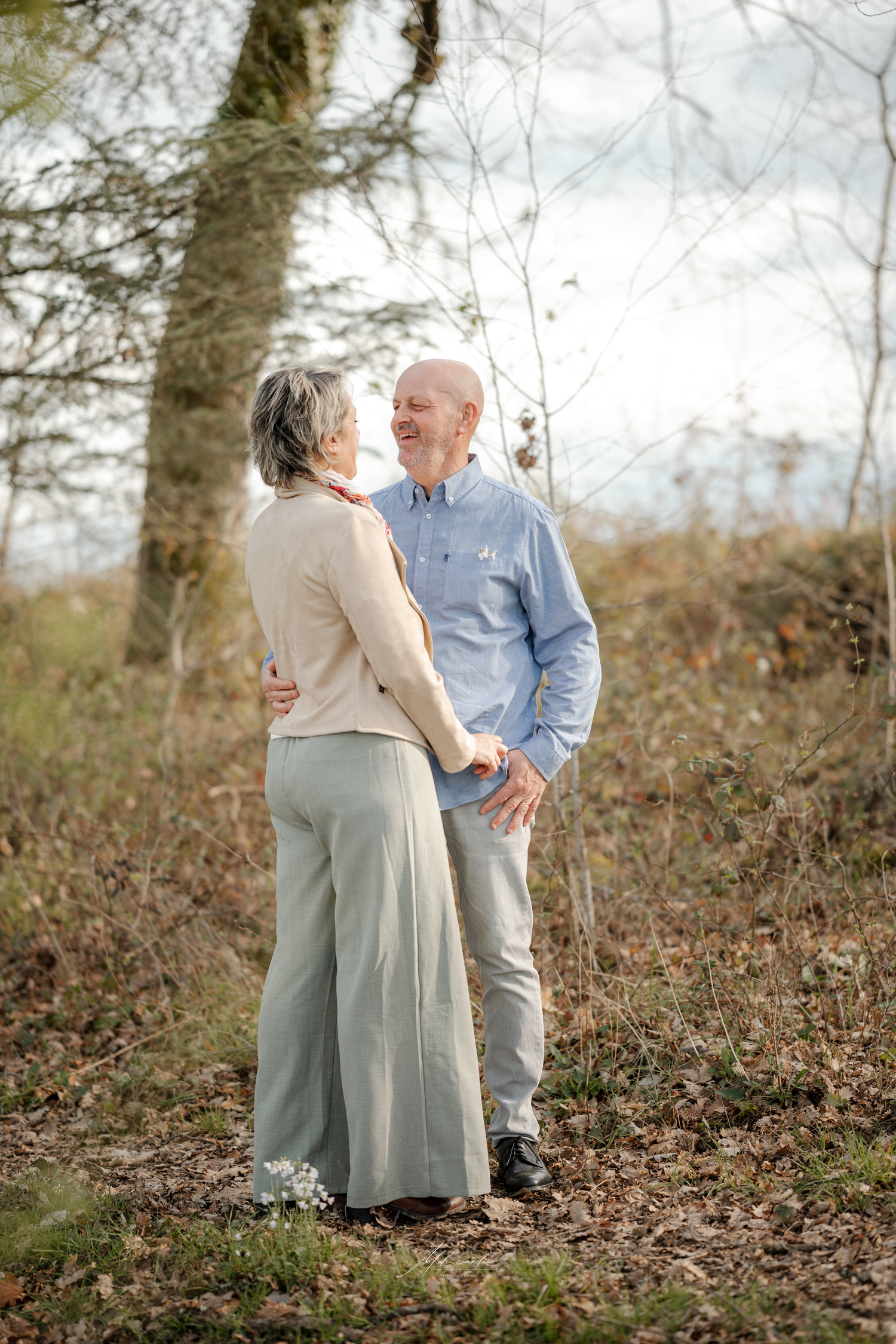Photo de couple dans un bois