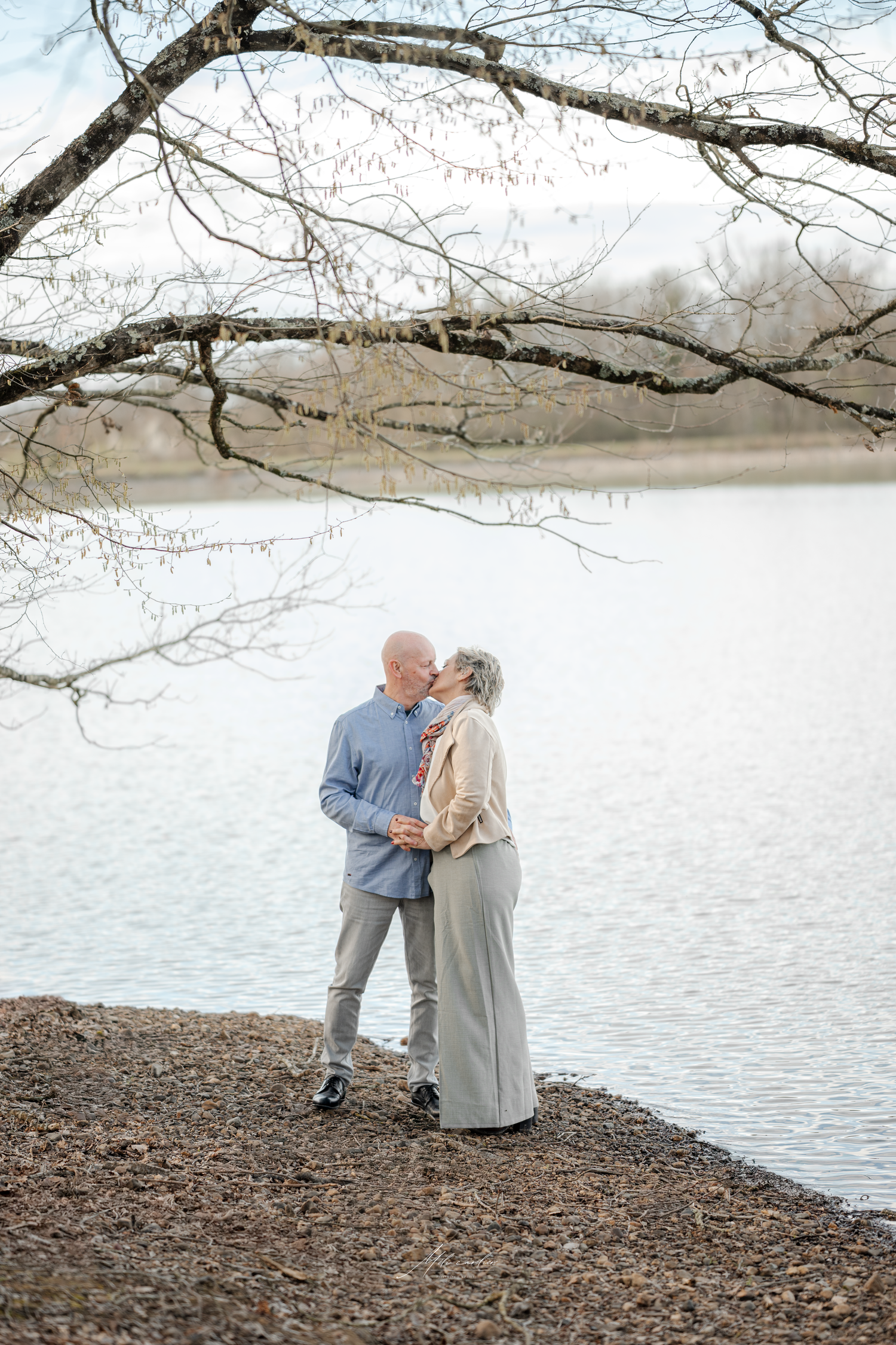 Photo de couple au bord d'un lac