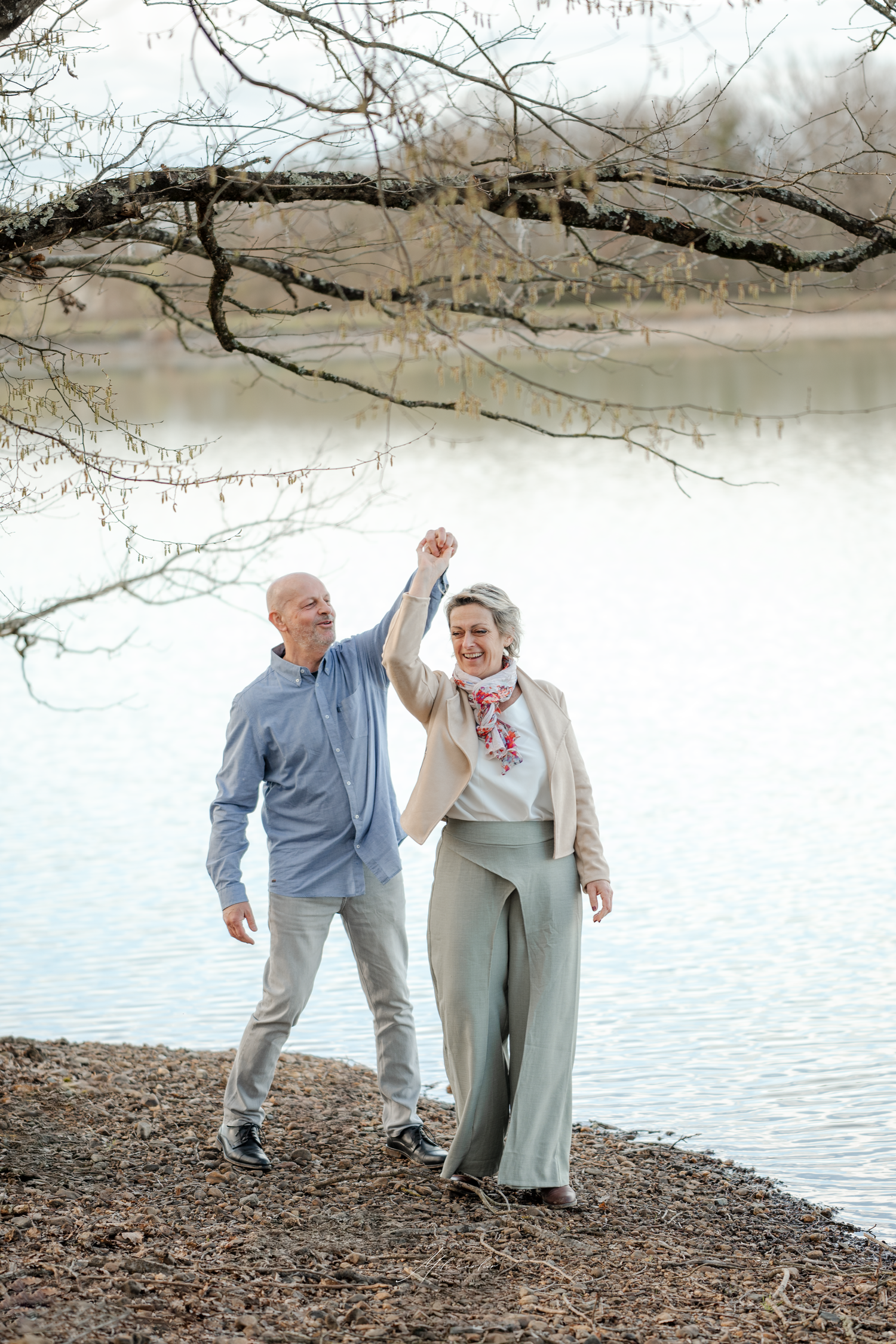 Photo de couple au bord d'un lac
