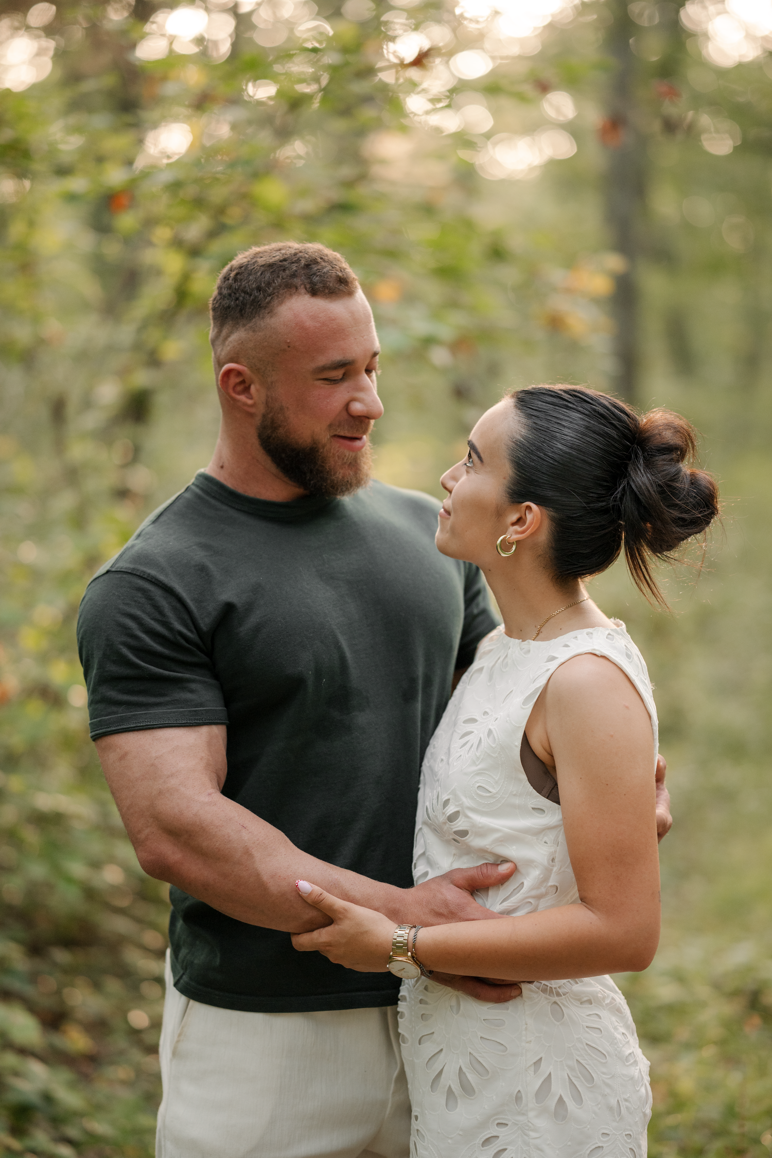 Photo de couple dans la forêt
