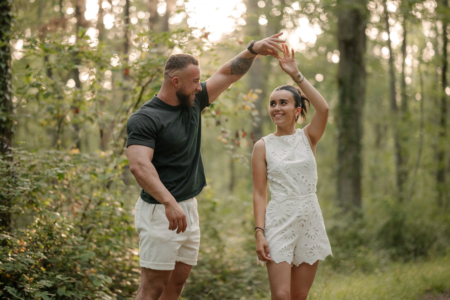 Photo de couple dans la forêt