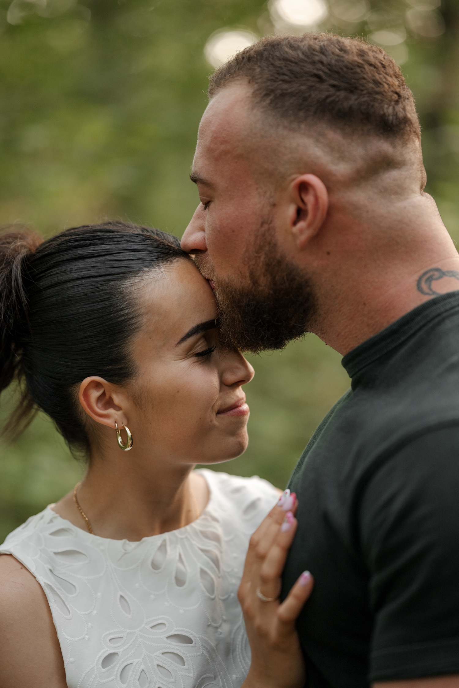 Photo de couple dans la forêt